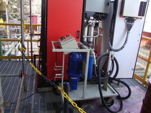 Contaminação do óleo em componentes de sistema hidráulico industrial